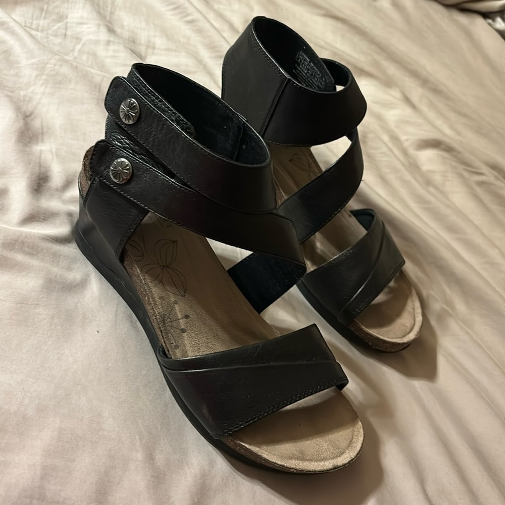 Rockport women’s sandals. Black. Velcro multi strap adjustment. Wedge.